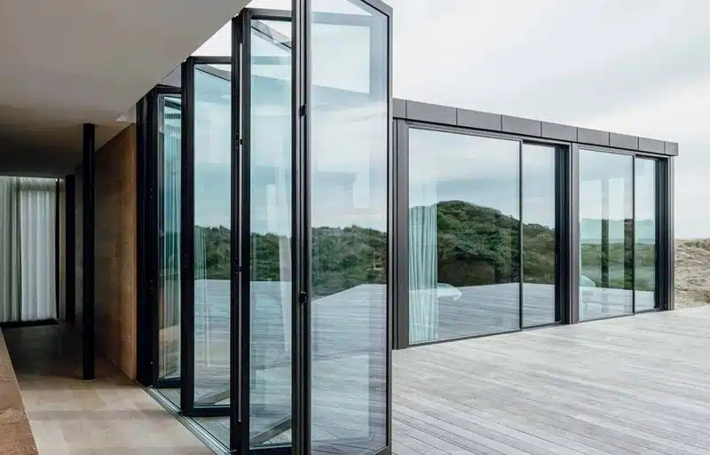 Comment choisir et installer une baie vitrée accordéon pour votre maison