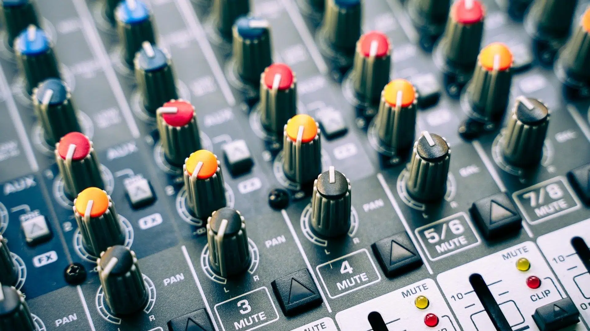 Achetez un stand synthétiseur pour une meilleure organisation de votre home studio