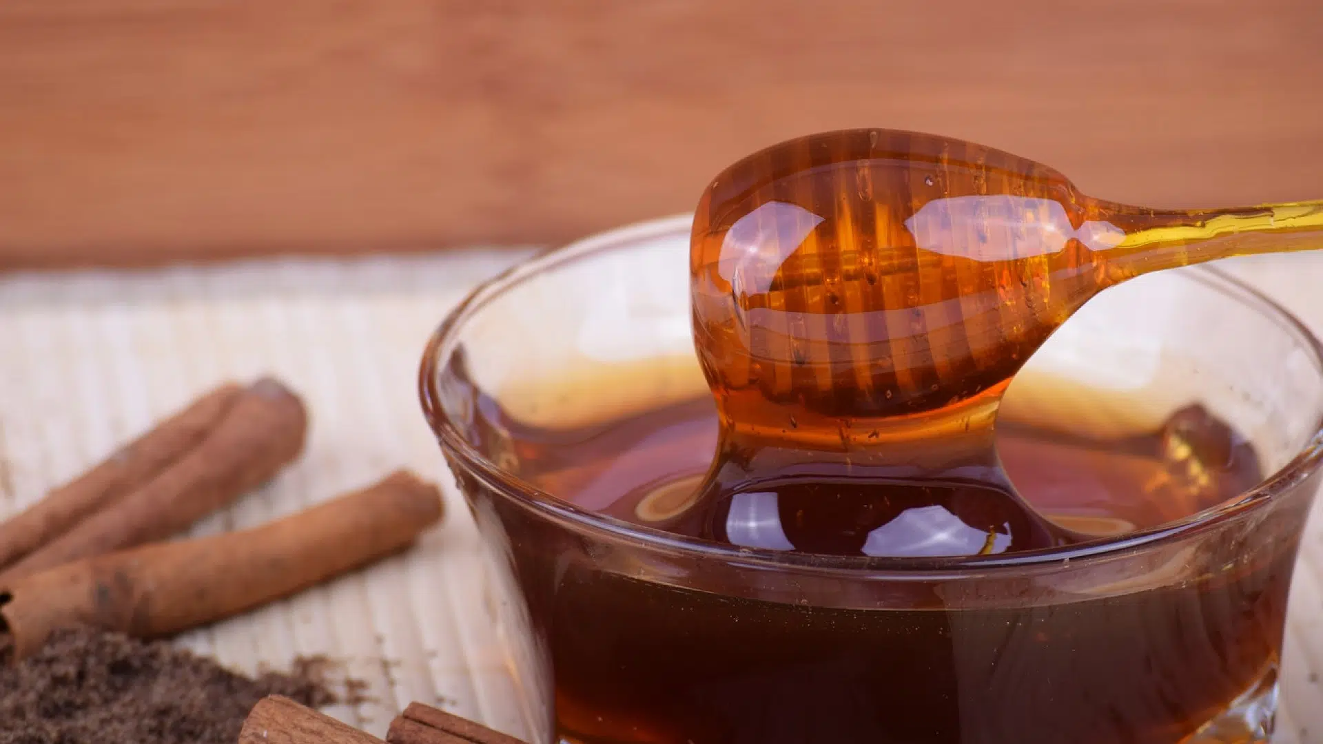 Comment les abeilles produisent le miel ?
