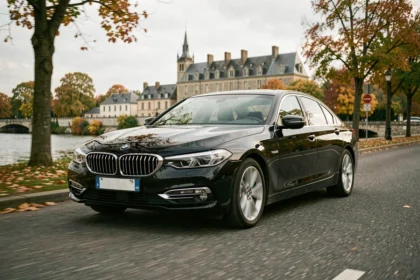 Chauffeur VTC en Seine-Maritime roulant sur une route normande avec Rouen en arrière-plan